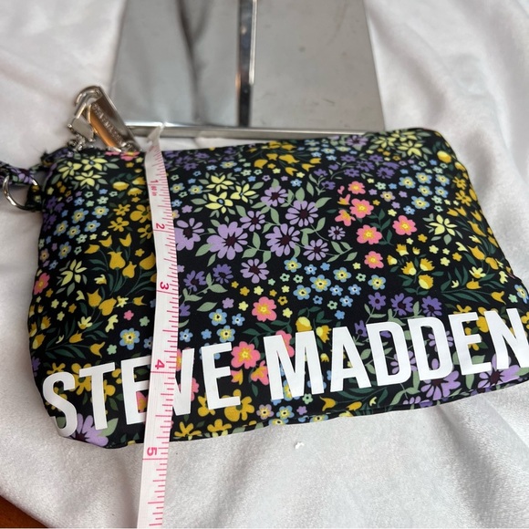 STEVE MADDEN Floral Wristlet - Picture 4 of 6